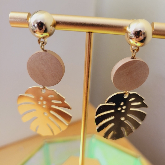 ETK Gold and Wood Monstera Earrings - Picture 5 of 6